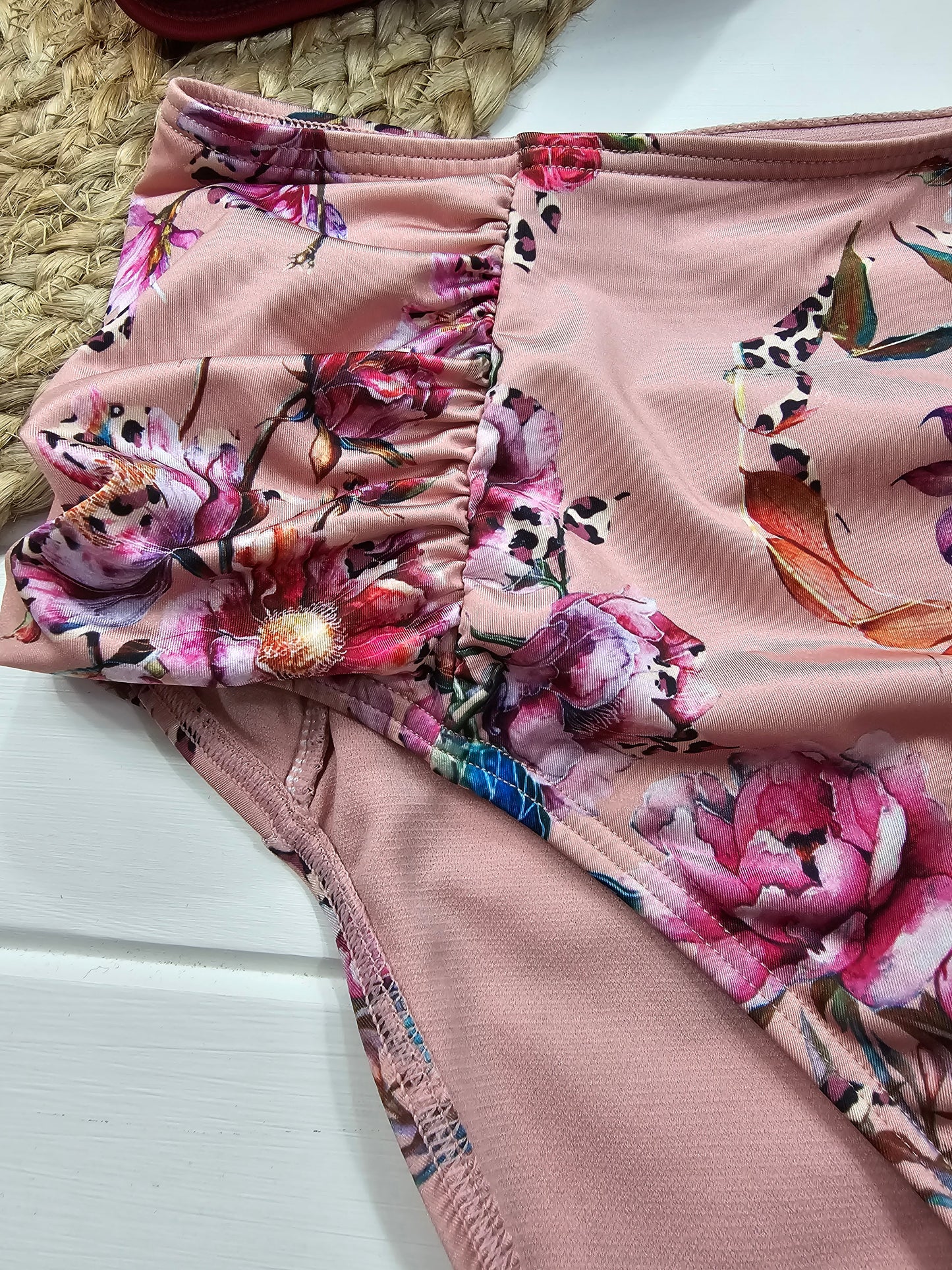 Bikini La Vie en Rose, Médium