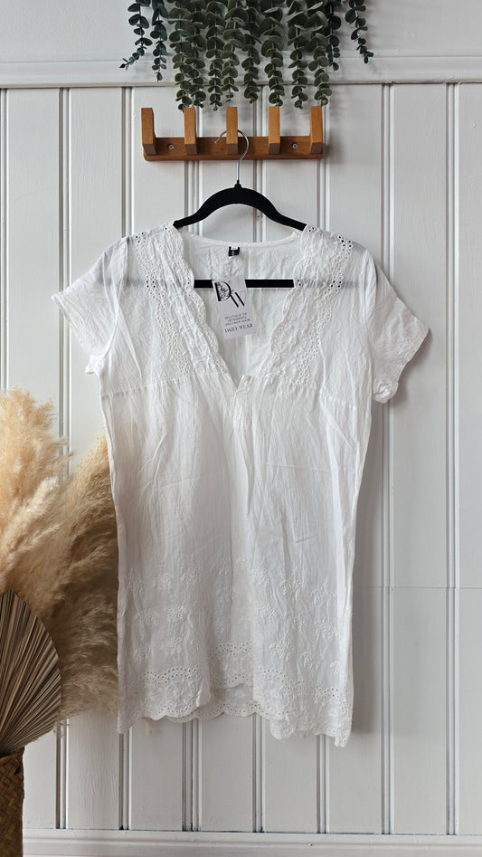 Cache-Maillot blanc, Médium