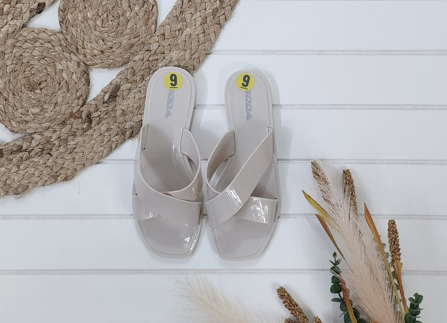 Sandales en plastique, 9