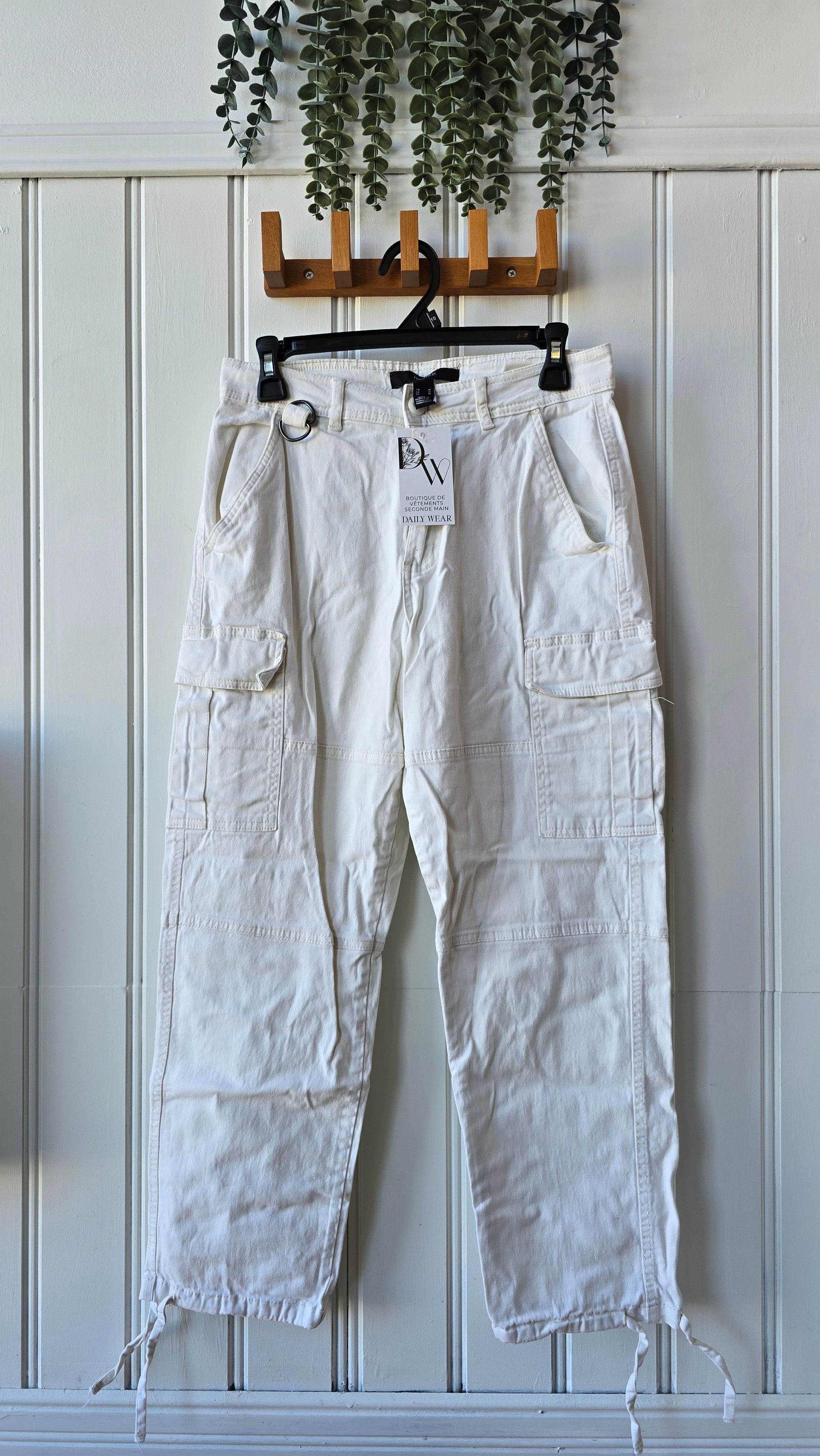 Pantalon Forever21, Médieum