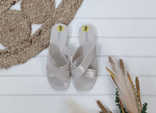 Sandales en plastique, 9