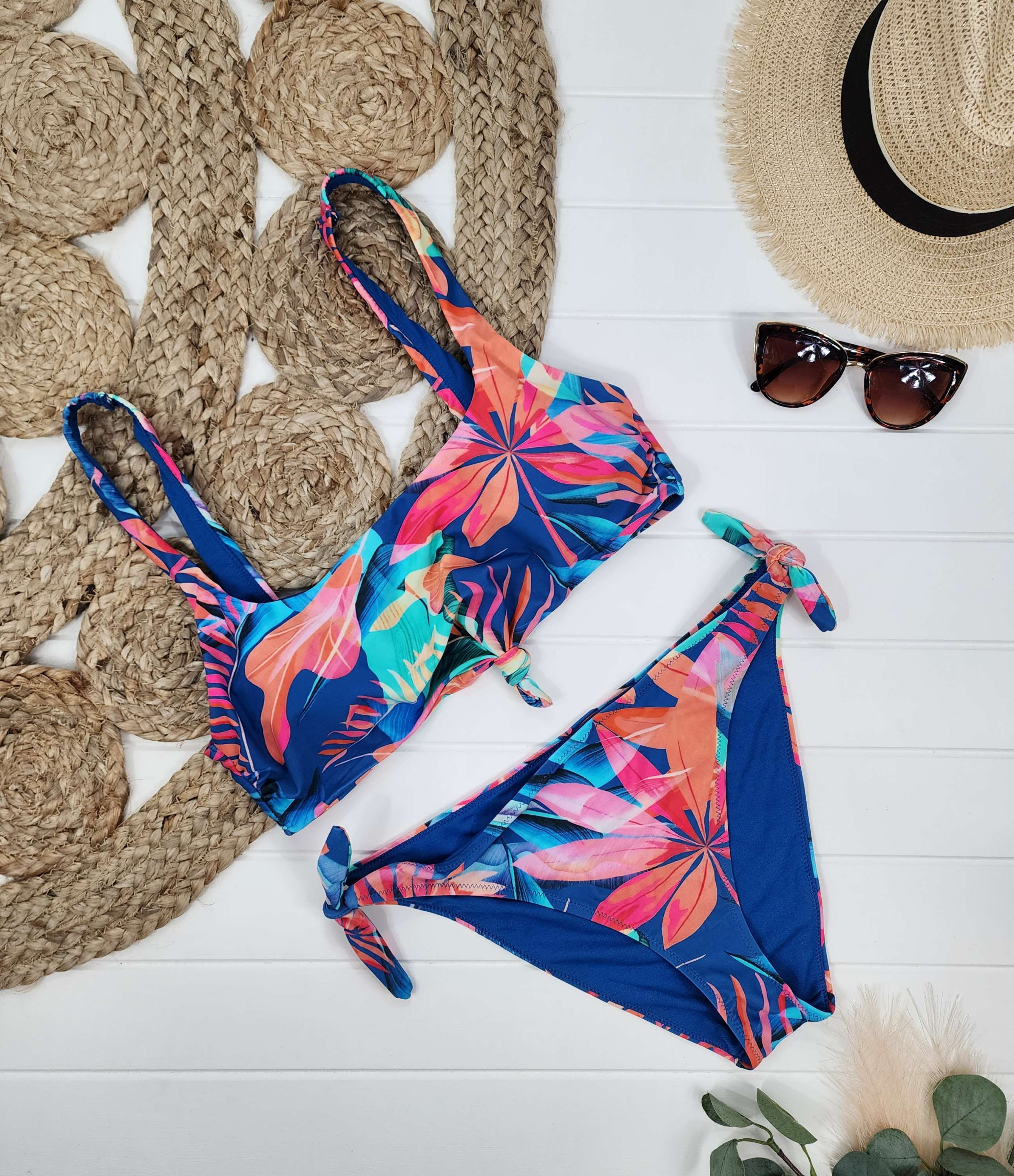 Bikini Heat, Large