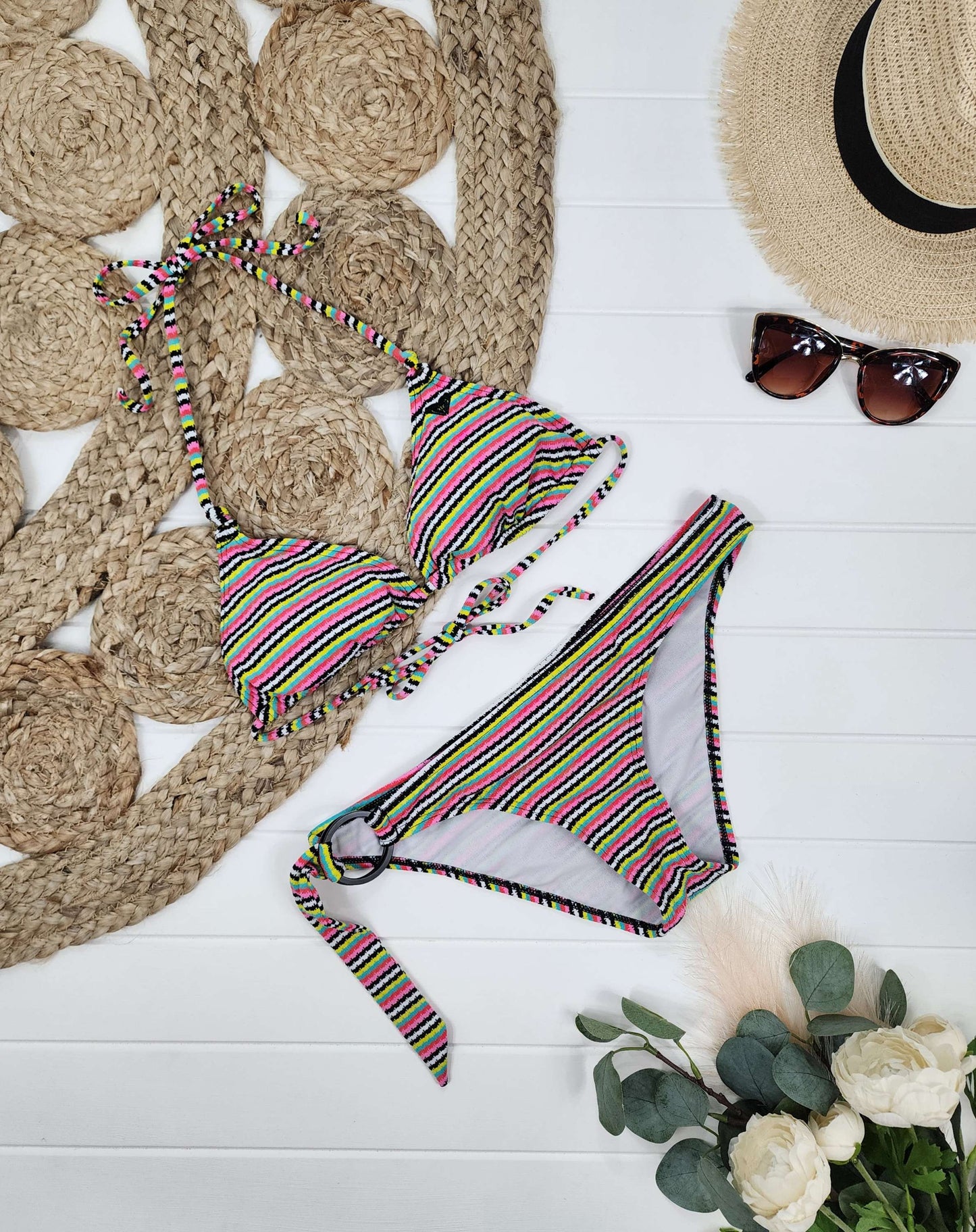 Bikini Roxy, Médium